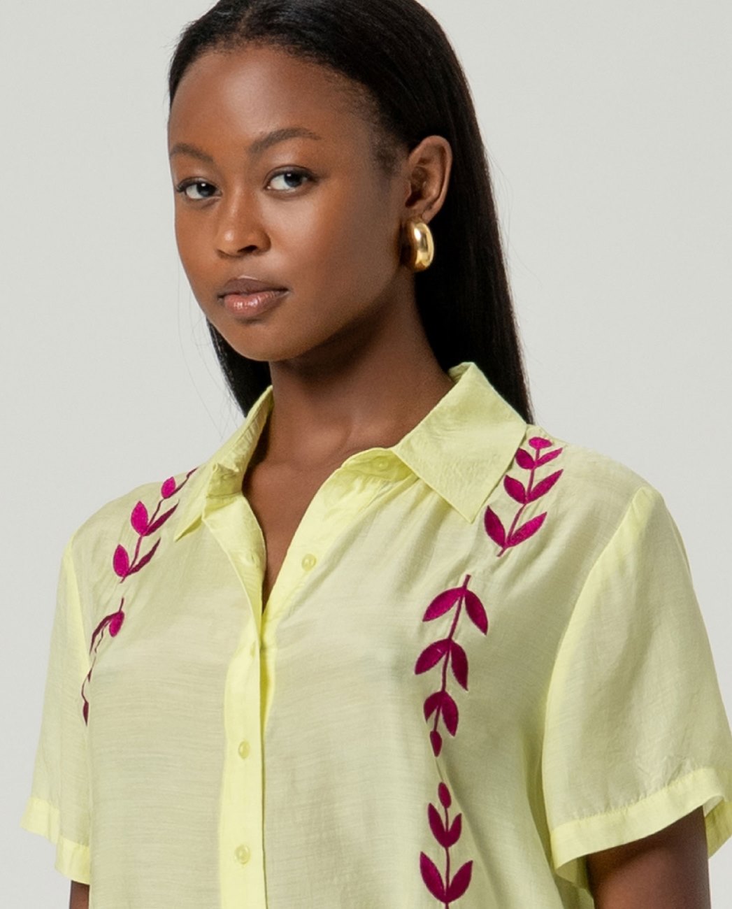 Camisa bordada manga corta light green Surkana