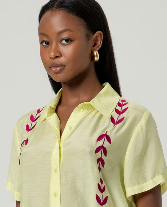 Camisa bordada manga corta light green Surkana
