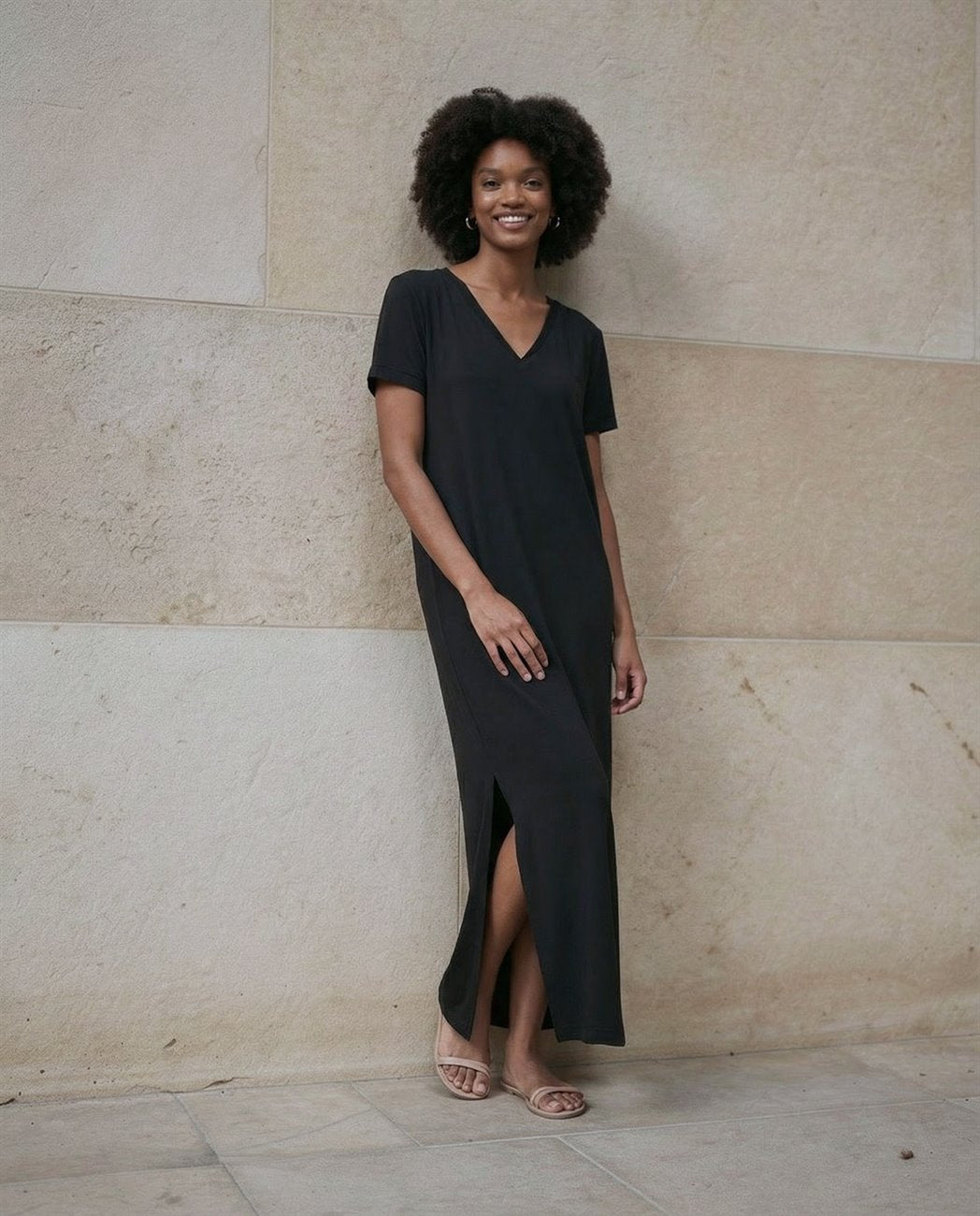 Vestido largo con aberturas,escote pico negro Surkana