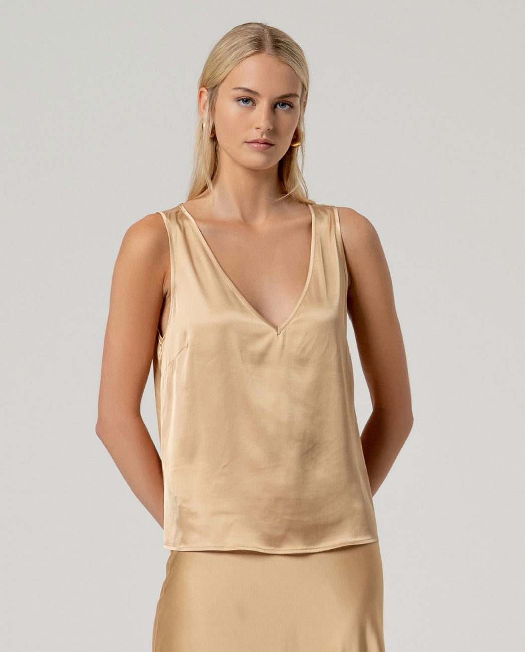 Blusa anudada arena dorado Surkana