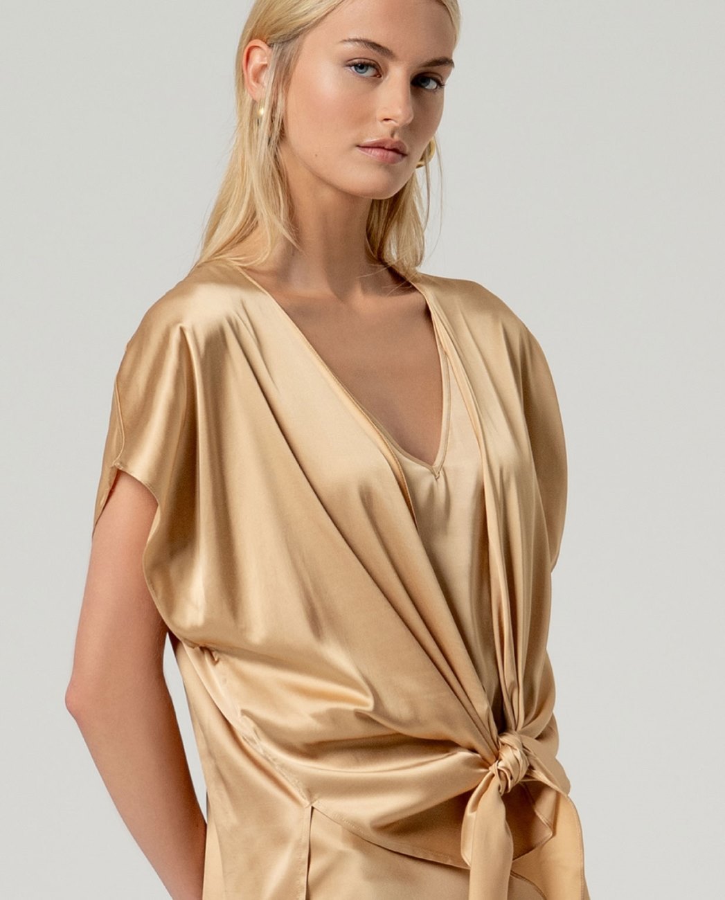 Blusa anudada arena dorado Surkana