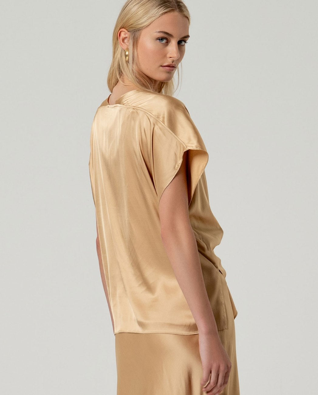 Blusa anudada arena dorado Surkana