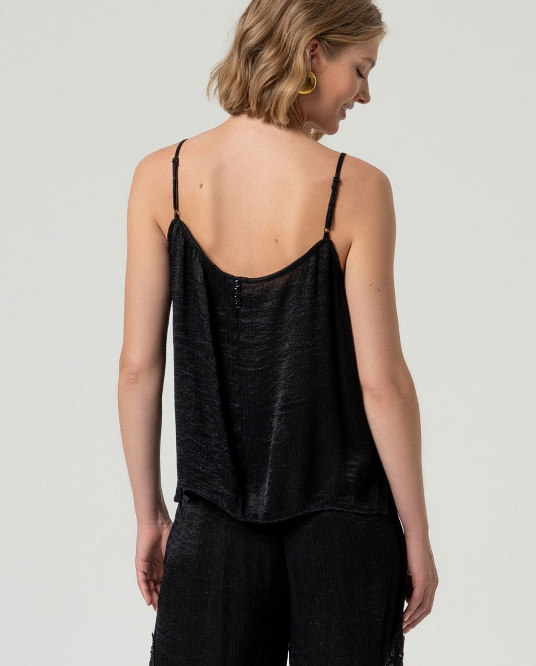 Top titanes finos, escote pico negro Surkana