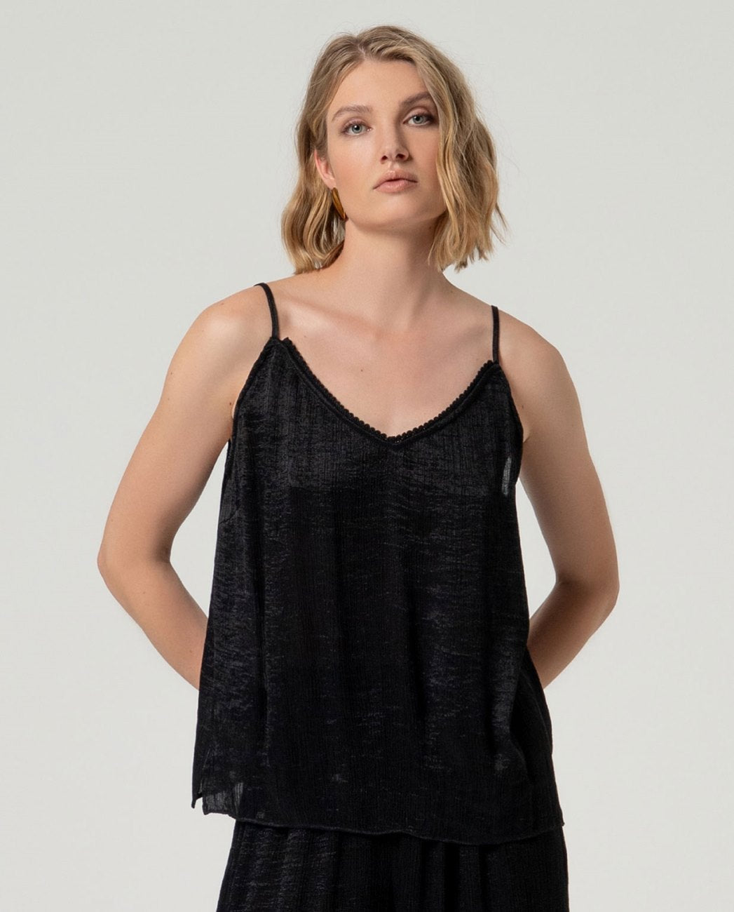 Top titanes finos, escote pico negro Surkana