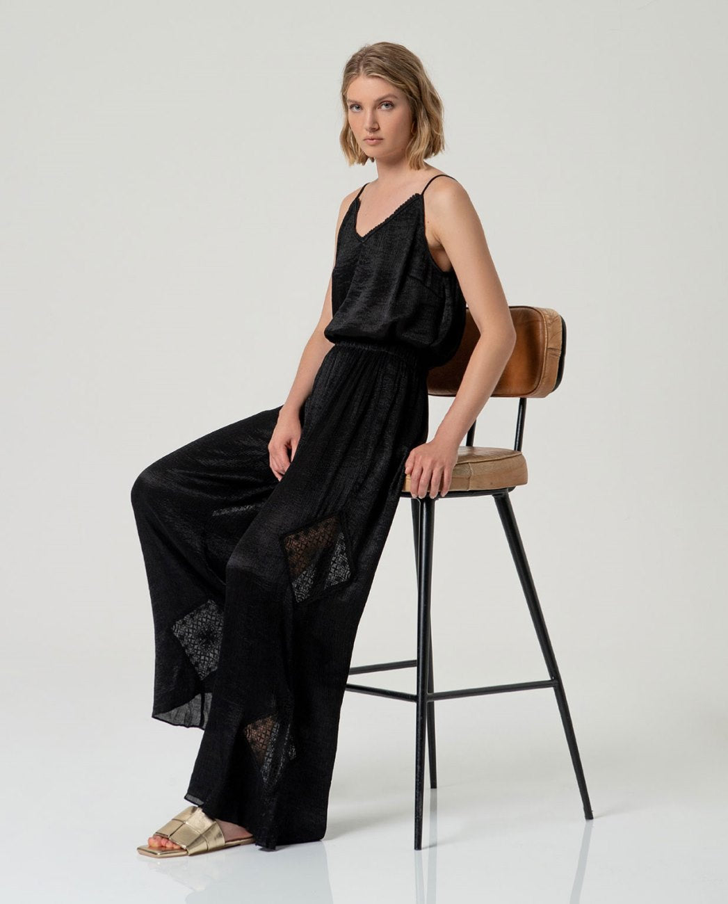 Pantalón ancho con detalle de crochet negro Surkana