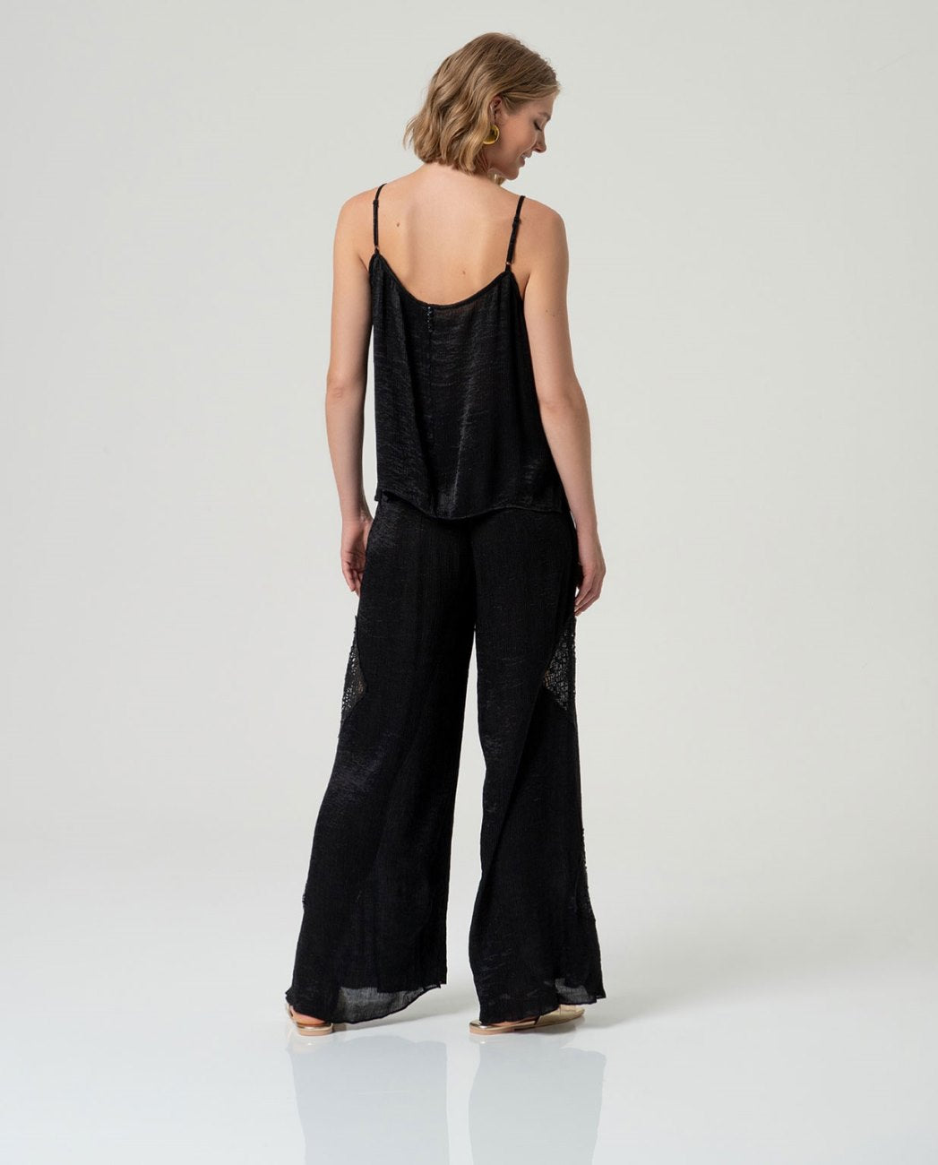 Pantalón ancho con detalle de crochet negro Surkana