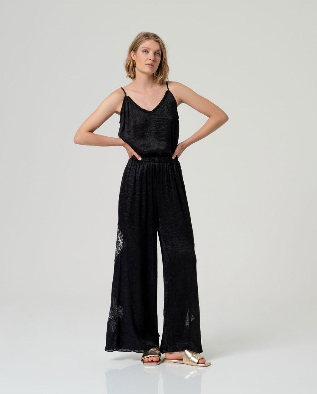 Pantalón ancho con detalle de crochet negro Surkana