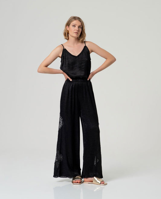 Pantalón ancho con detalle de crochet negro Surkana