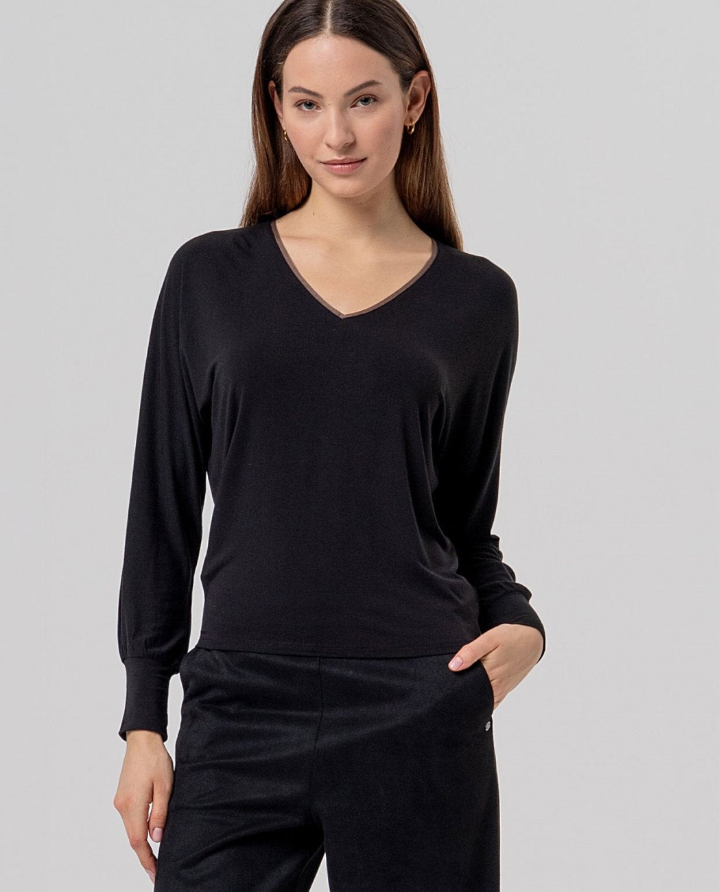 Camiseta cuello pico Negro Surkana