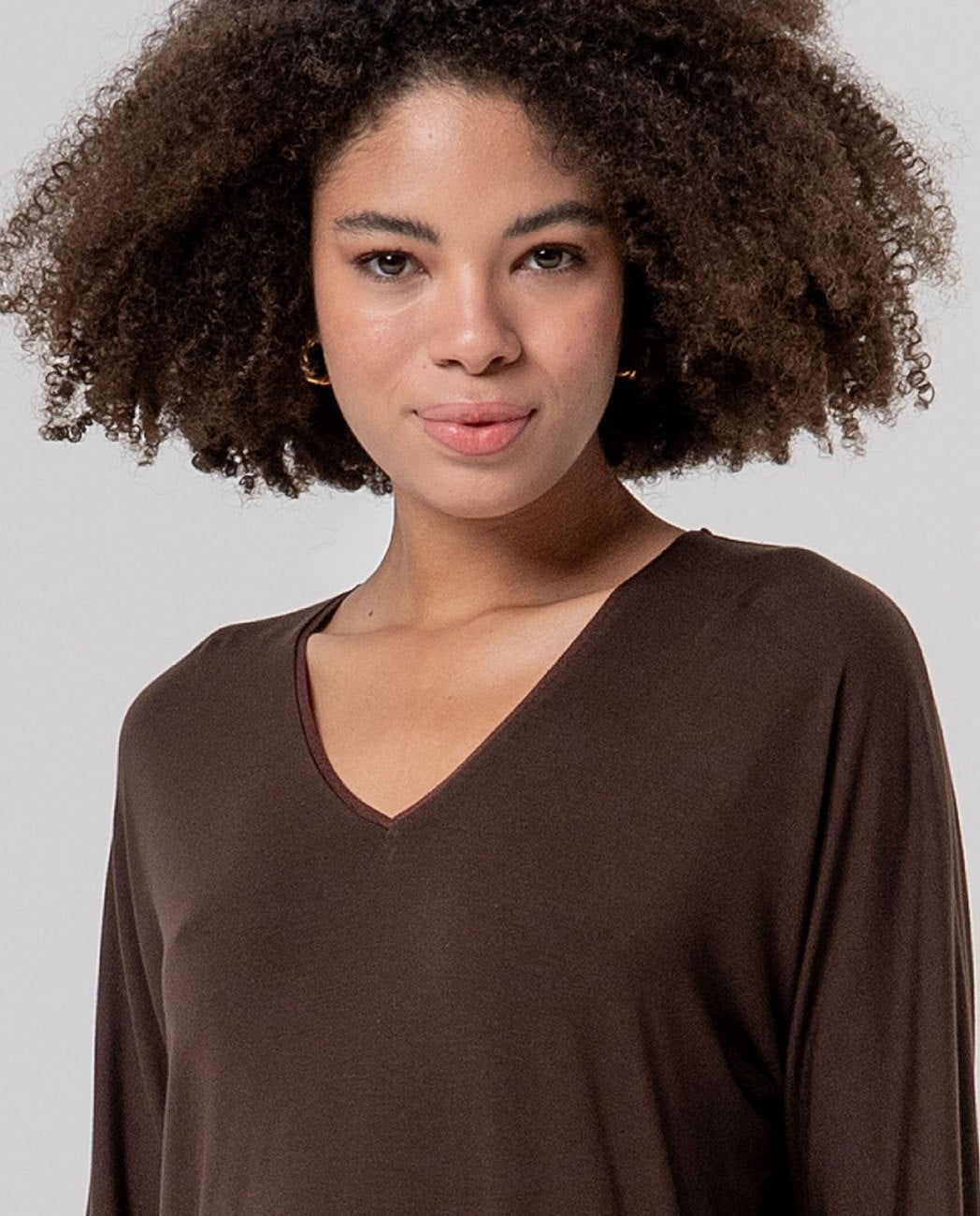 Camiseta cuello pico Chocolate Surkana