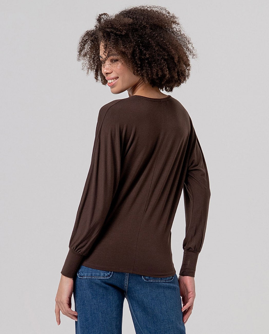 Camiseta cuello pico Chocolate Surkana