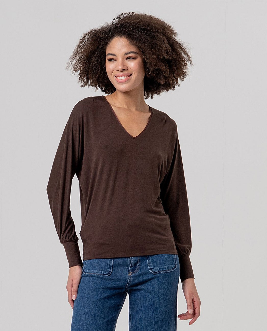 Camiseta cuello pico Chocolate Surkana