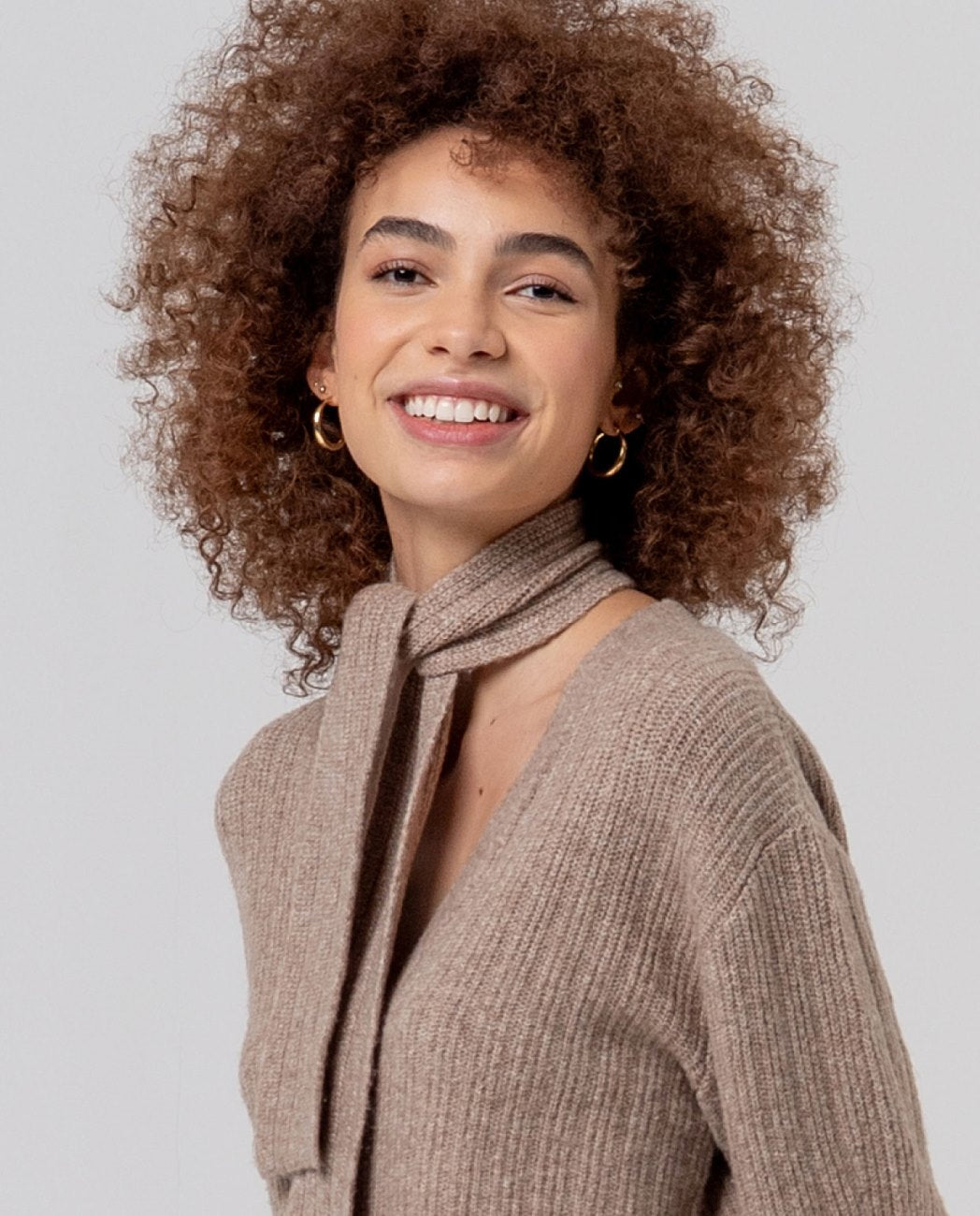 Cárdigan escote pico con lazada Camel claro Surkana