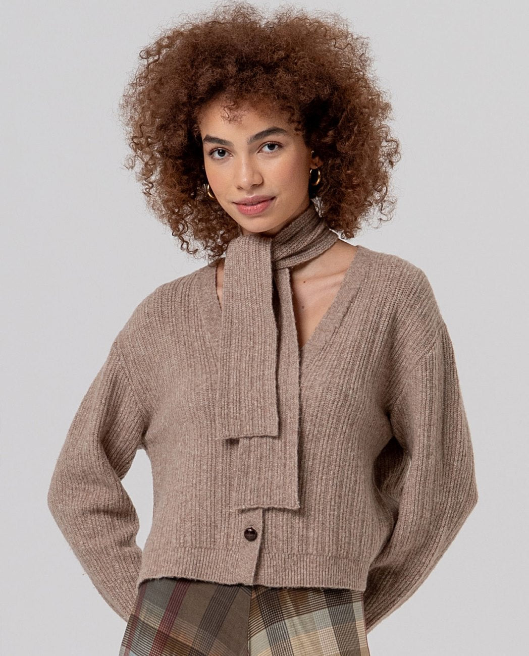 Cárdigan escote pico con lazada Camel claro Surkana