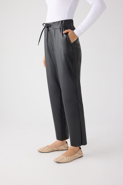 Pantalón de tiro alto efecto piel negro