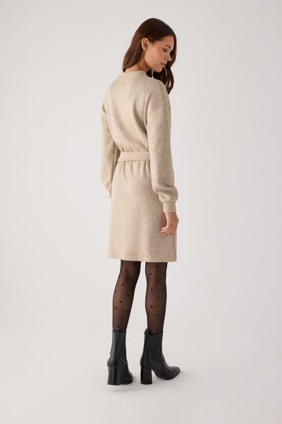 Vestido cálido corto con cinturón ajustable beige