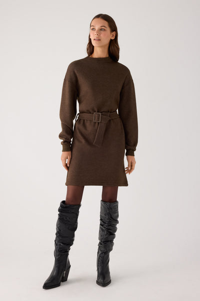 Vestido cálido corto con cinturón ajustable marrón