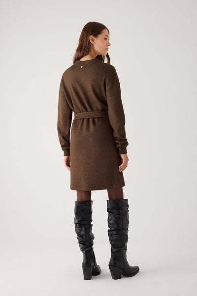 Vestido cálido corto con cinturón ajustable marrón