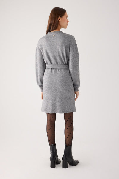 Vestido cálido corto con cinturón ajustable gris