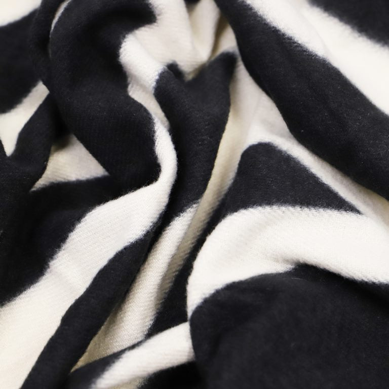 Bufanda estampada blanco negro amichi