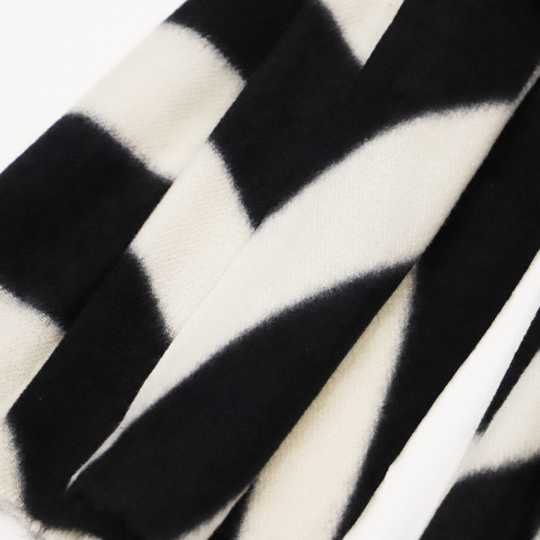 Bufanda estampada blanco negro amichi