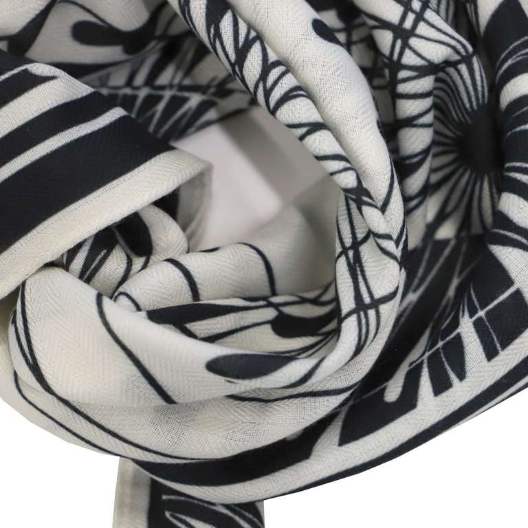 Pañuelo cuadrado estampado negro amichi