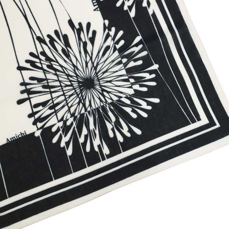 Pañuelo cuadrado estampado negro amichi