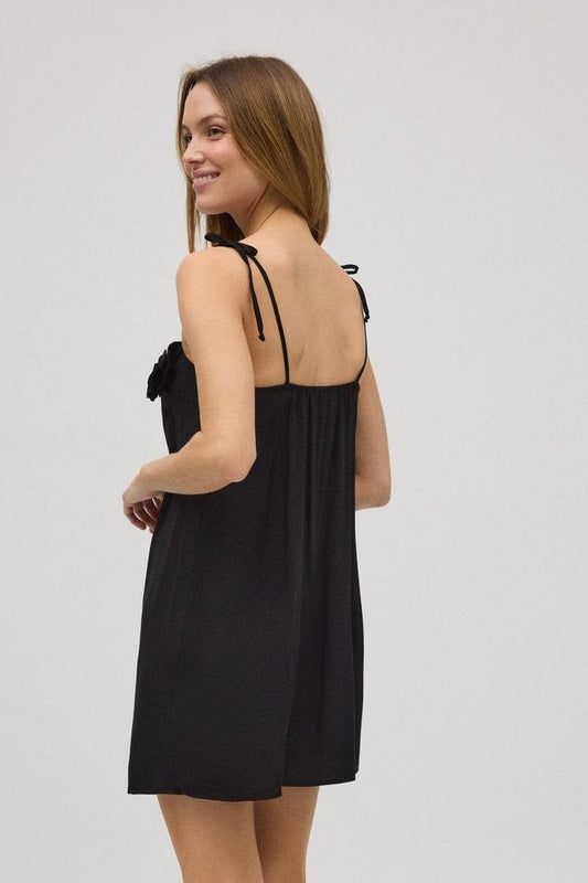 Vestido corto negro flor 3D