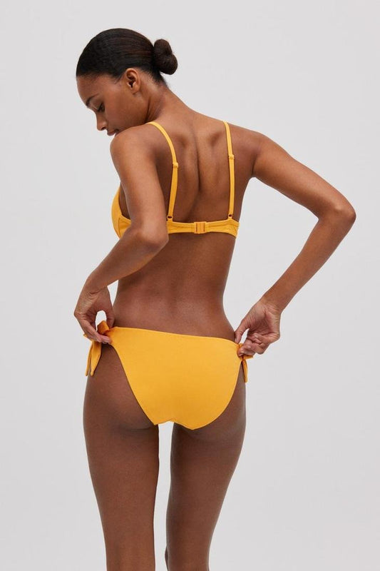 Bikini amarillo braguita nudo